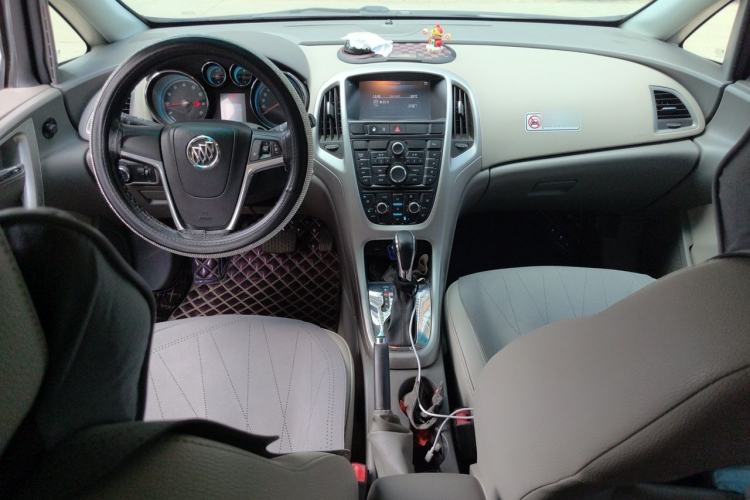 Used Buick GT 2013 XT 1.6L Automatic Fashion Edition Center Console