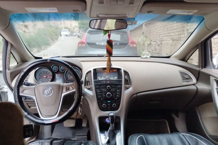 Used Buick GT 2013 GT 1.6L Automatic Fashion Edition Center Console