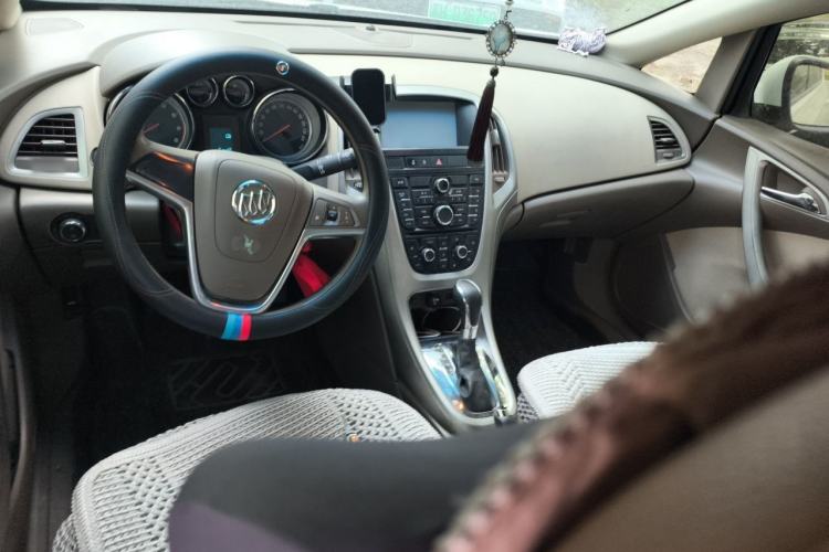 Used Buick GT 2013 GT 1.6L Automatic Fashion Edition Center Console