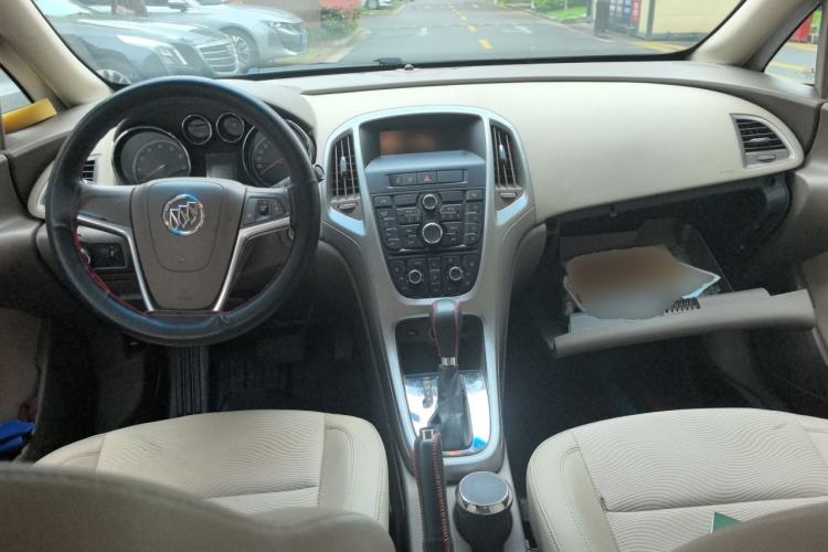 Used Buick GT 2013 GT 1.6L Automatic Fashion Edition Center Console