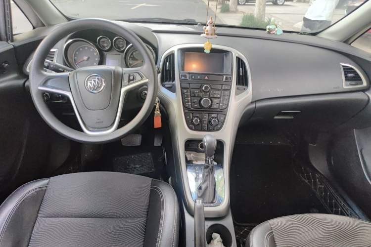 Used Buick GT 2013 XT 1.6L Automatic Fashion Edition Center Console