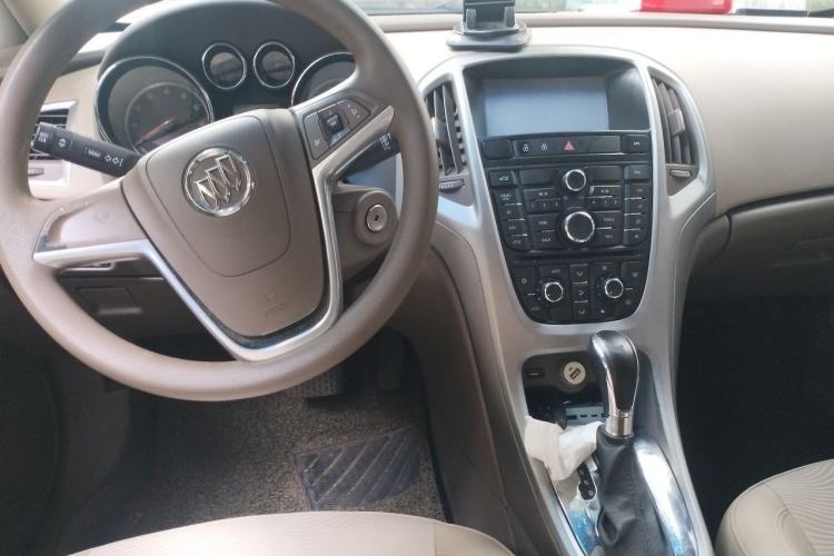 Used Buick GT 2013 GT 1.6L Automatic Fashion Edition Center Console