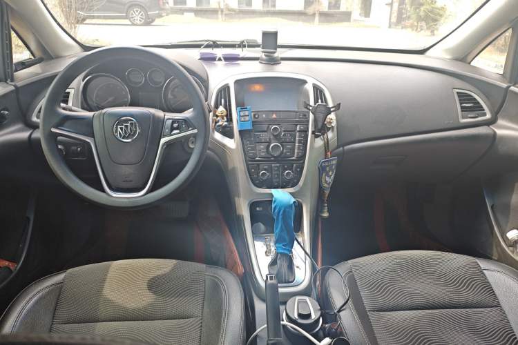 Used Buick GT 2013 XT 1.6L Automatic Fashion Edition Center Console