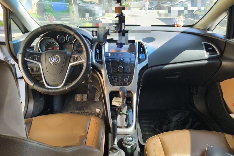 Used Buick GT 2013 GT 1.8L Automatic Fashion Edition Center Console