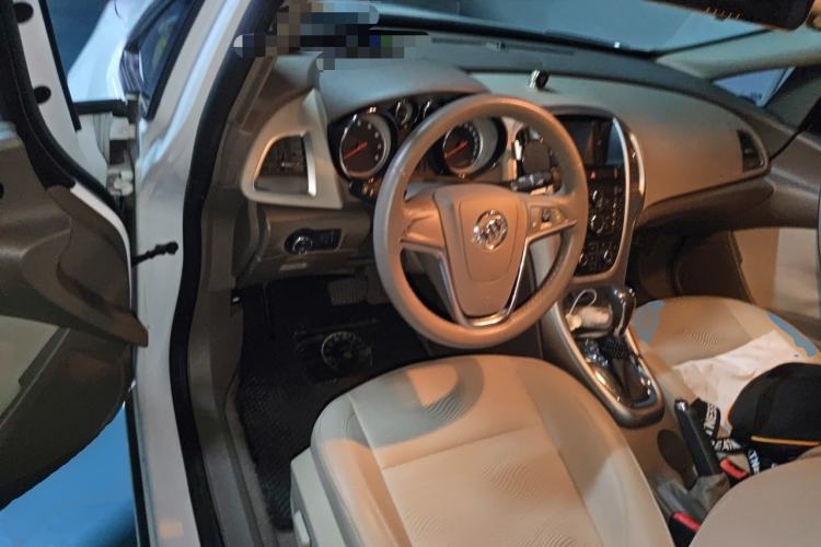 Used Buick GT 2013 GT 1.6L Automatic Fashion Edition Center Console