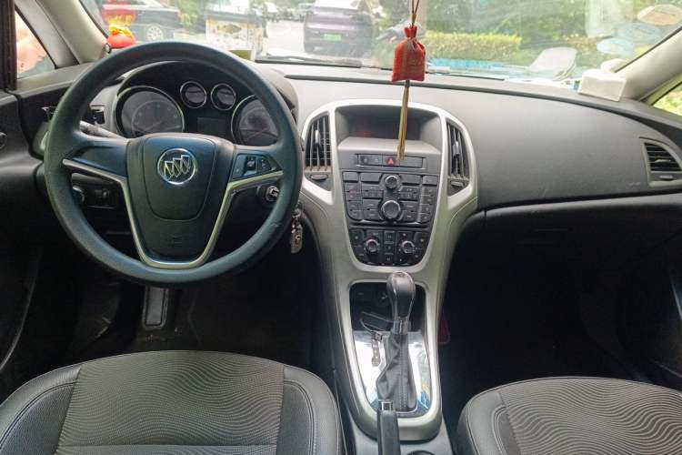 Used Buick GT 2013 XT 1.6L Automatic Fashion Edition Center Console