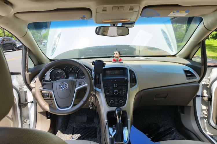 Used Buick GT 2013 GT 1.6L Automatic Fashion Edition Center Console