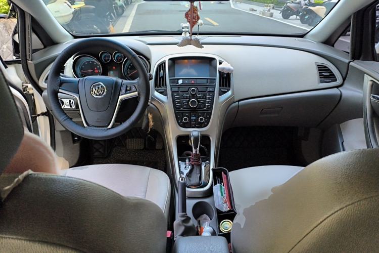Used Buick GT 2013 XT 1.6L Automatic Fashion Edition Center Console