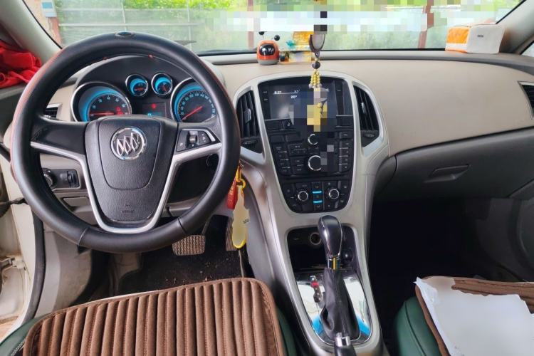 Used Buick GT 2013 XT 1.6L Automatic Fashion Edition Center Console