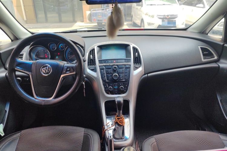 Used Buick GT 2013 XT 1.6L Automatic Comfort Edition Center Console