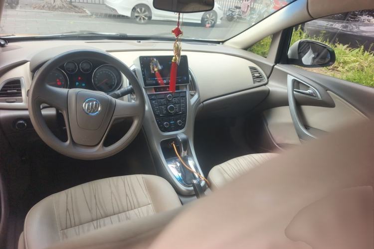 Used Buick GT 2013 GT 1.6L Automatic Fashion Edition Center Console