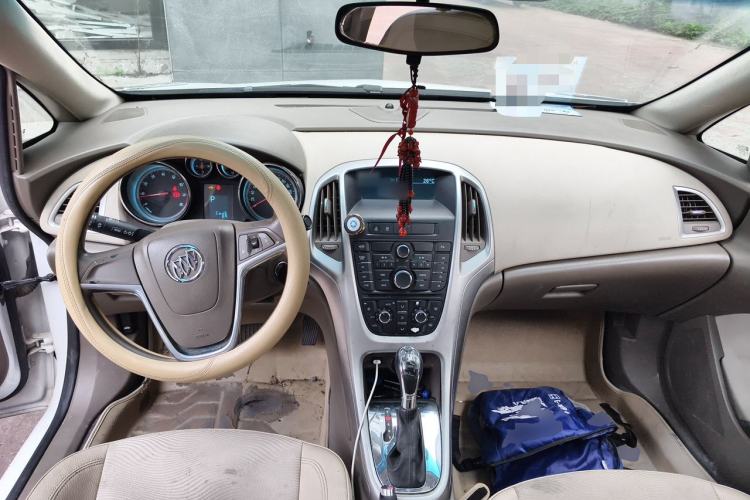 Used Buick GT 2013 GT 1.6L Automatic Fashion Edition Center Console