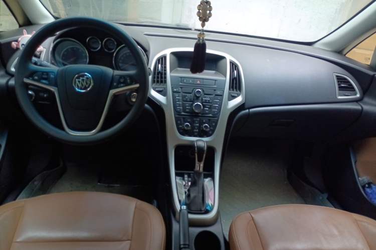 Used Buick GT 2013 GT 1.8L Automatic Fashion Edition Center Console
