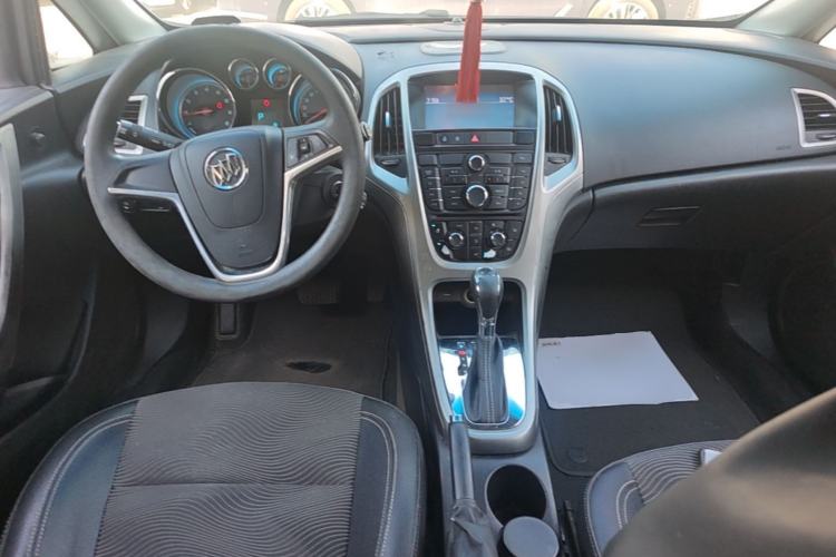 Used Buick GT 2013 XT 1.6L Automatic Fashion Edition Center Console