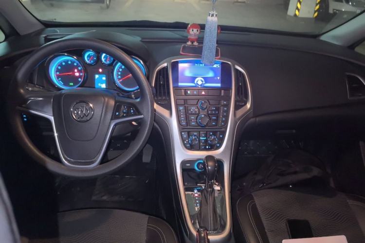 Used Buick GT 2013 XT 1.6L Automatic Fashion Edition Center Console