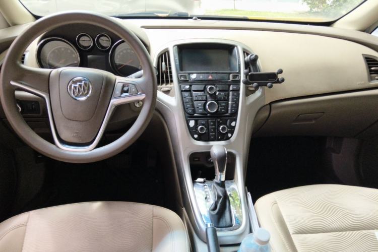 Used Buick GT 2013 GT 1.6L Automatic Fashion Edition Center Console