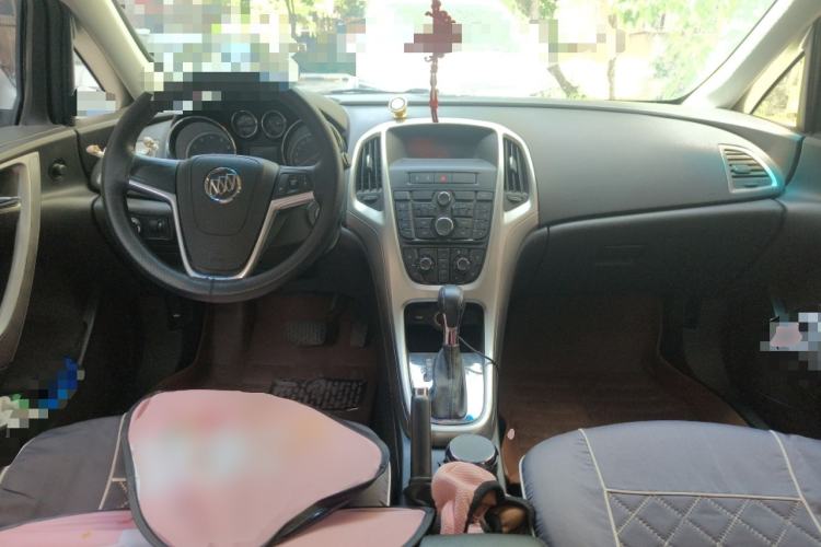 Used Buick GT 2013 XT 1.6L Automatic Fashion Edition Center Console