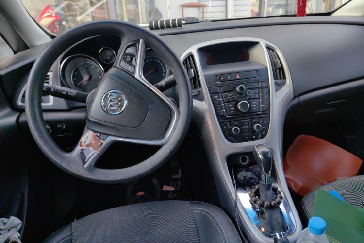 Used Buick GT 2013 XT 1.6L Automatic Fashion Edition Center Console