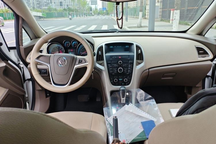 Used Buick GT 2013 GT 1.6L Automatic Fashion Edition Center Console