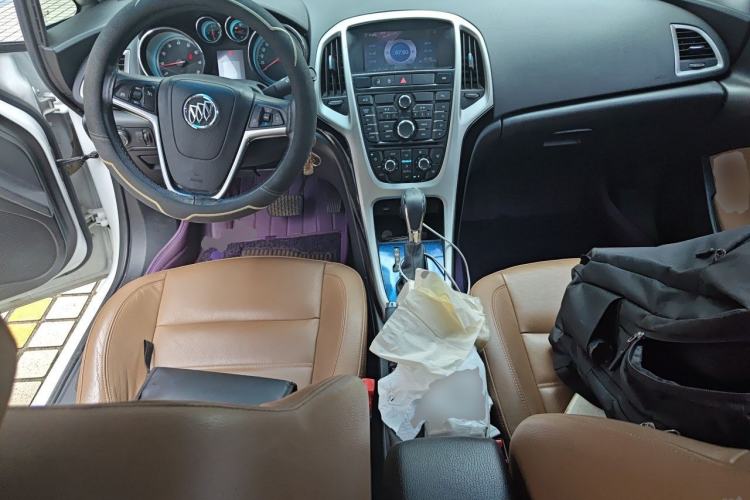 Used Buick GT 2013 GT 1.8L Automatic Fashion Edition Center Console