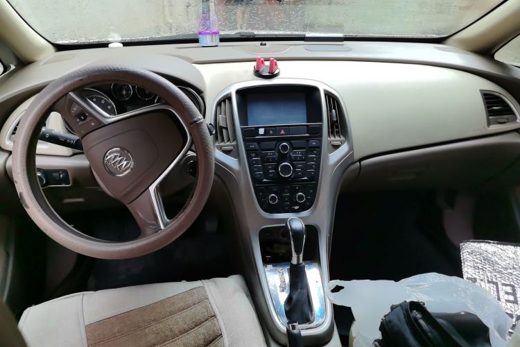 Used Buick GT 2013 GT 1.6L Automatic Fashion Edition Center Console