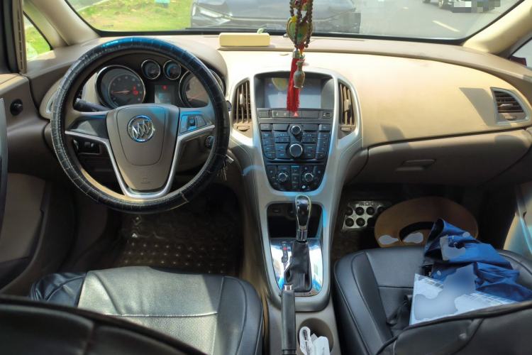 Used Buick GT 2013 GT 1.6L Automatic Fashion Edition Center Console