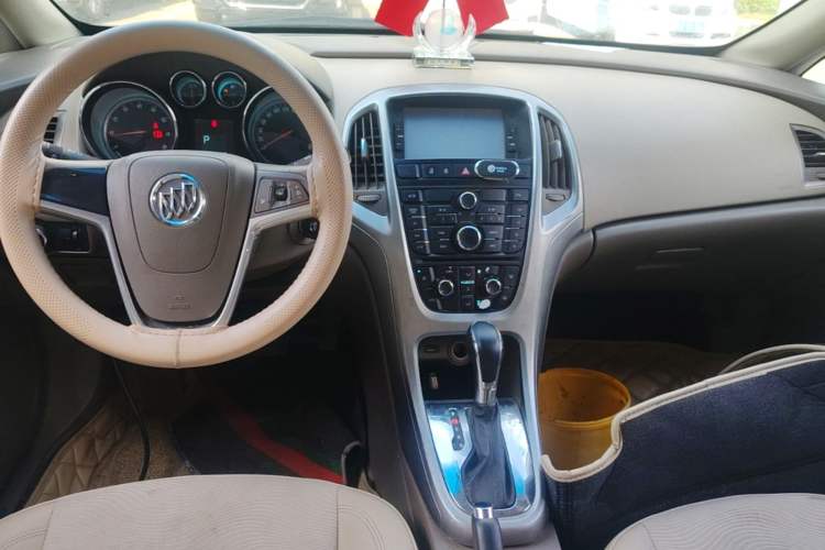 Used Buick GT 2013 GT 1.6L Automatic Fashion Edition Center Console