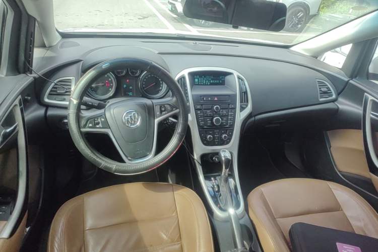 Used Buick GT 2013 GT 1.8L Automatic Fashion Edition Center Console