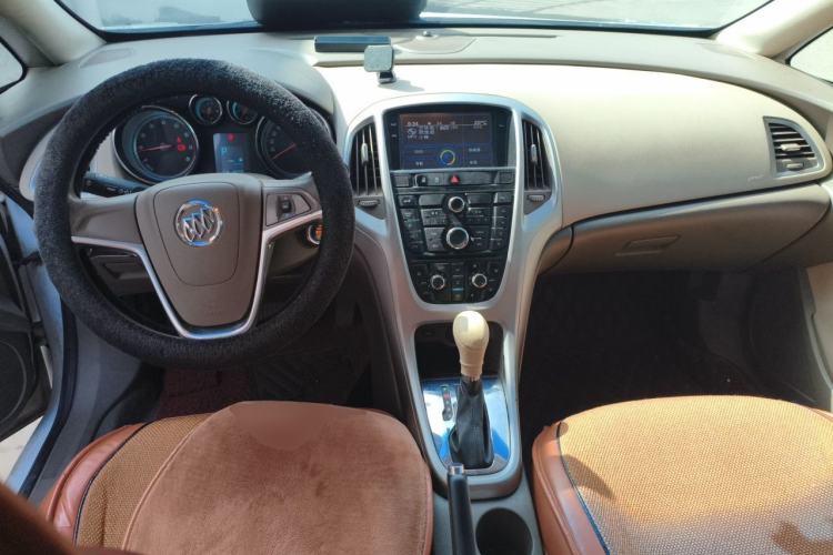 Used Buick GT 2013 GT 1.6L Automatic Fashion Edition Center Console