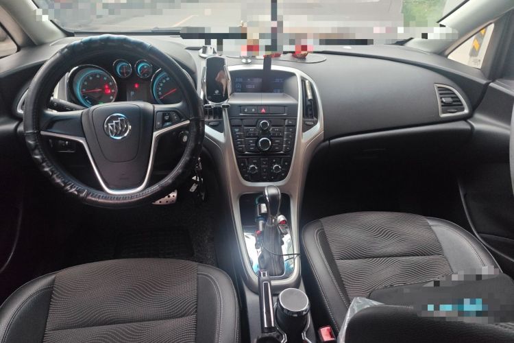Used Buick GT 2013 XT 1.6L Automatic Fashion Edition Center Console