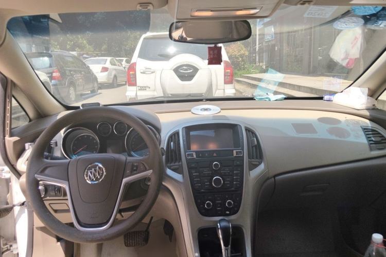 Used Buick GT 2013 GT 1.6L Automatic Fashion Edition Center Console