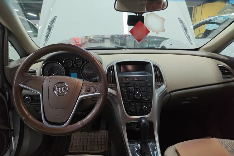 Used Buick GT 2013 GT 1.6L Automatic Fashion Edition Center Console