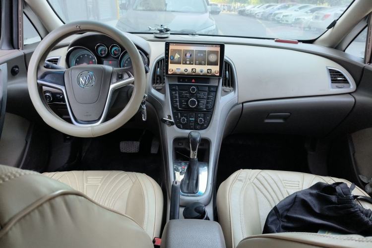 Used Buick GT 2013 GT 1.6L Automatic Fashion Edition Center Console