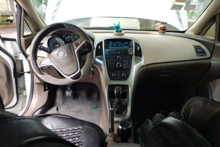 Used Buick GT 2013 GT 1.6L Manual Entry-Level Model Center Console