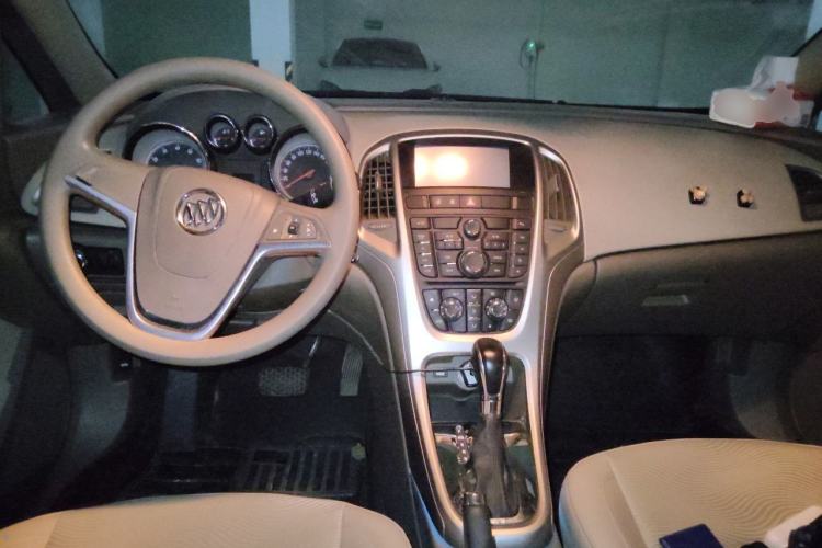 Used Buick GT 2013 GT 1.6L Automatic Fashion Edition Center Console