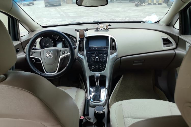 Used Buick GT 2013 GT 1.6L Automatic Fashion Edition Center Console
