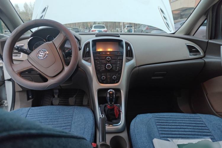 Used Buick GT 2013 GT 1.6L Manual Comfort Edition Center Console