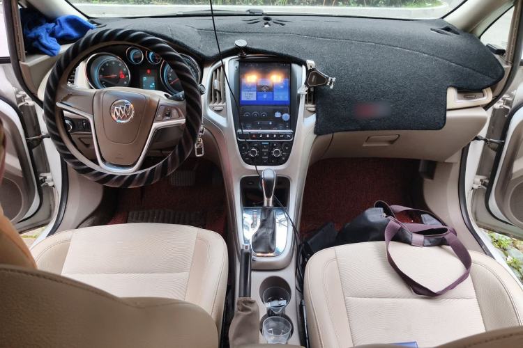 Used Buick GT 2013 GT 1.6L Automatic Fashion Edition Center Console