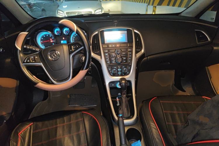 Used Buick GT 2013 GT 1.8L Automatic Fashion Edition Center Console