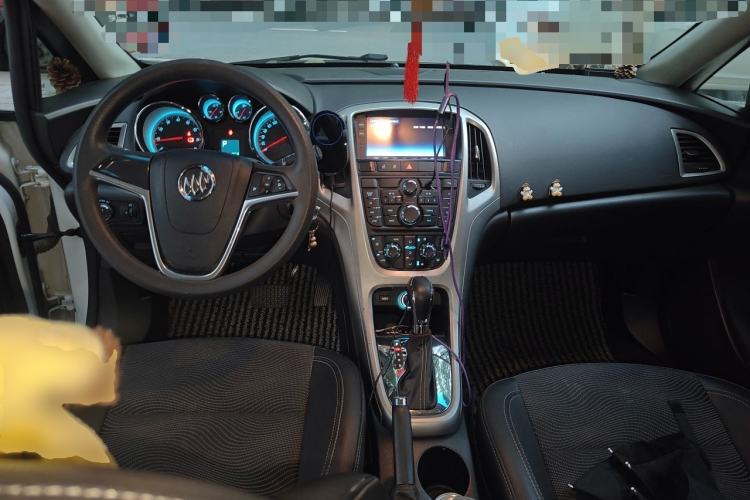 Used Buick GT 2013 XT 1.6L Automatic Fashion Edition Center Console