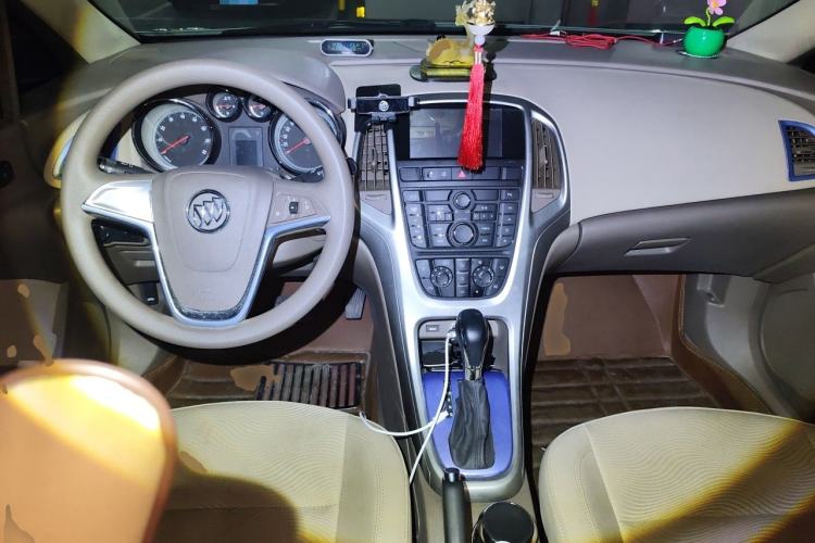 Used Buick GT 2013 GT 1.6L Automatic Fashion Edition Center Console