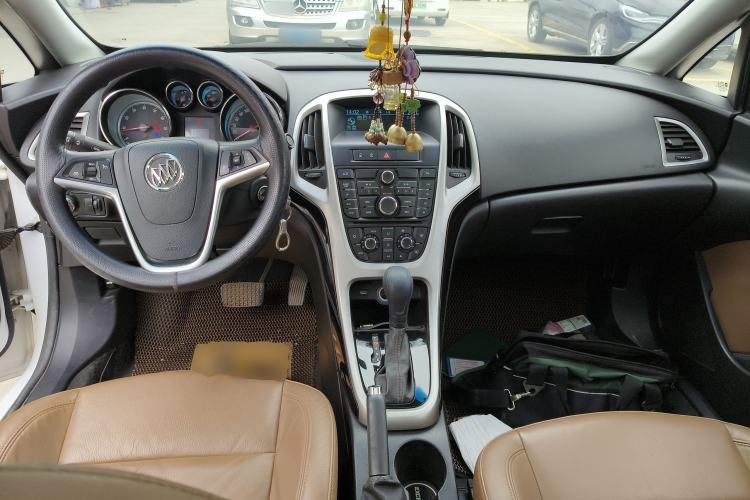 Used Buick GT 2013 GT 1.8L Automatic Fashion Edition Center Console