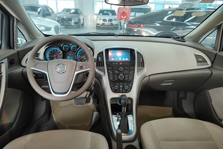 Used Buick GT 2013 GT 1.6L Automatic Fashion Edition Center Console