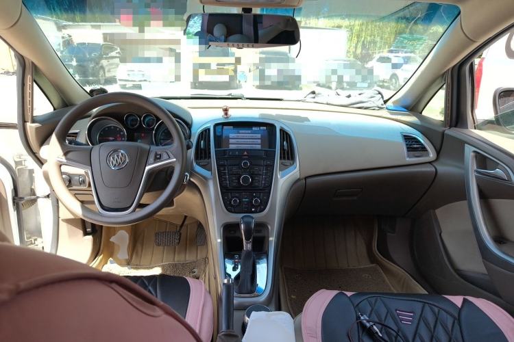 Used Buick GT 2013 GT 1.6L Automatic Fashion Edition Center Console
