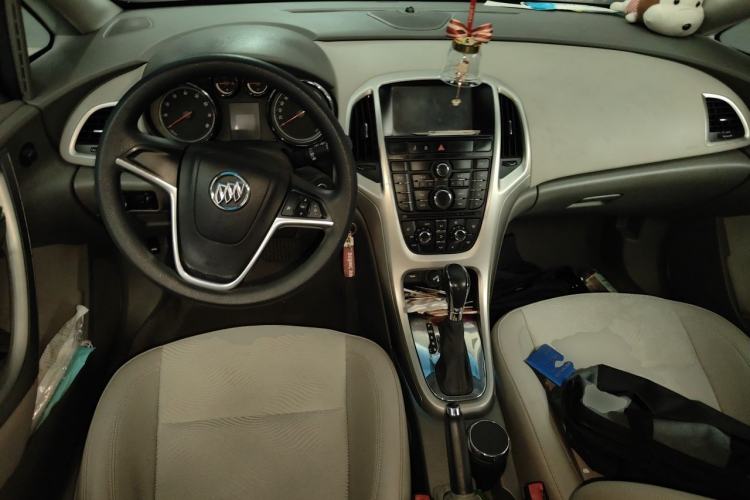 Used Buick GT 2013 XT 1.6L Automatic Fashion Edition Center Console