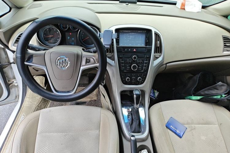 Used Buick GT 2013 GT 1.6L Automatic Fashion Edition Center Console