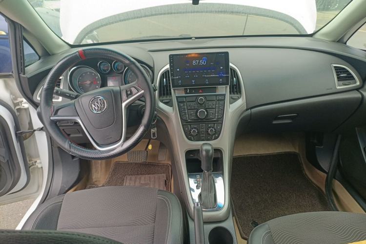 Used Buick GT 2013 XT 1.6L Automatic Fashion Edition Center Console