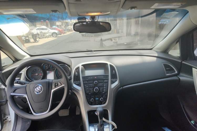 Used Buick GT 2013 XT 1.6L Automatic Fashion Edition Center Console