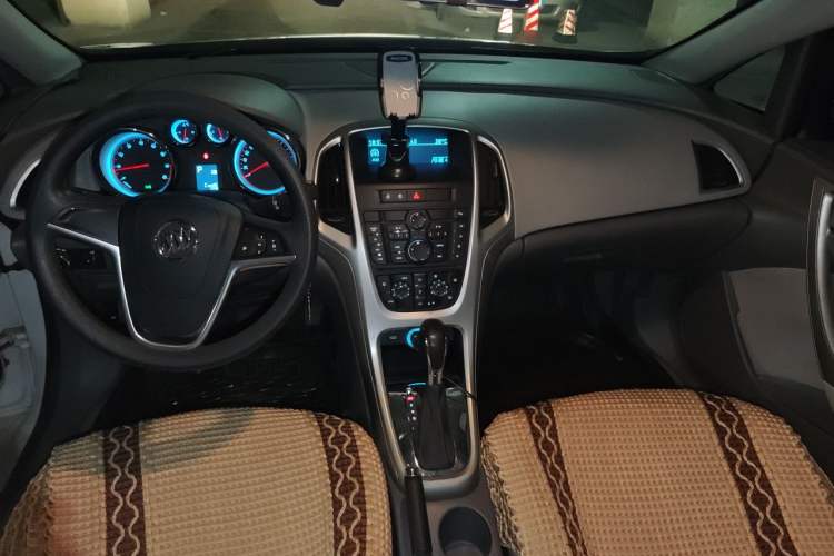 Used Buick GT 2013 XT 1.6L Automatic Fashion Edition Center Console