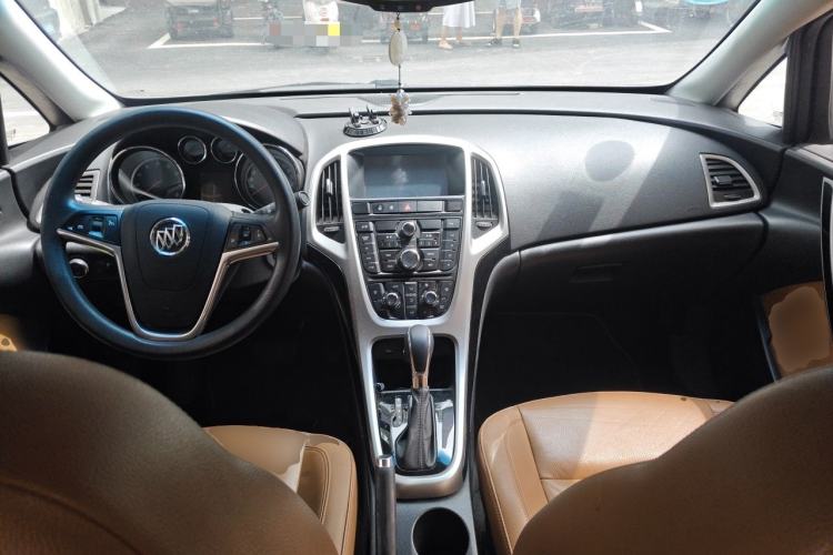 Used Buick GT 2013 GT 1.8L Automatic Fashion Edition Center Console